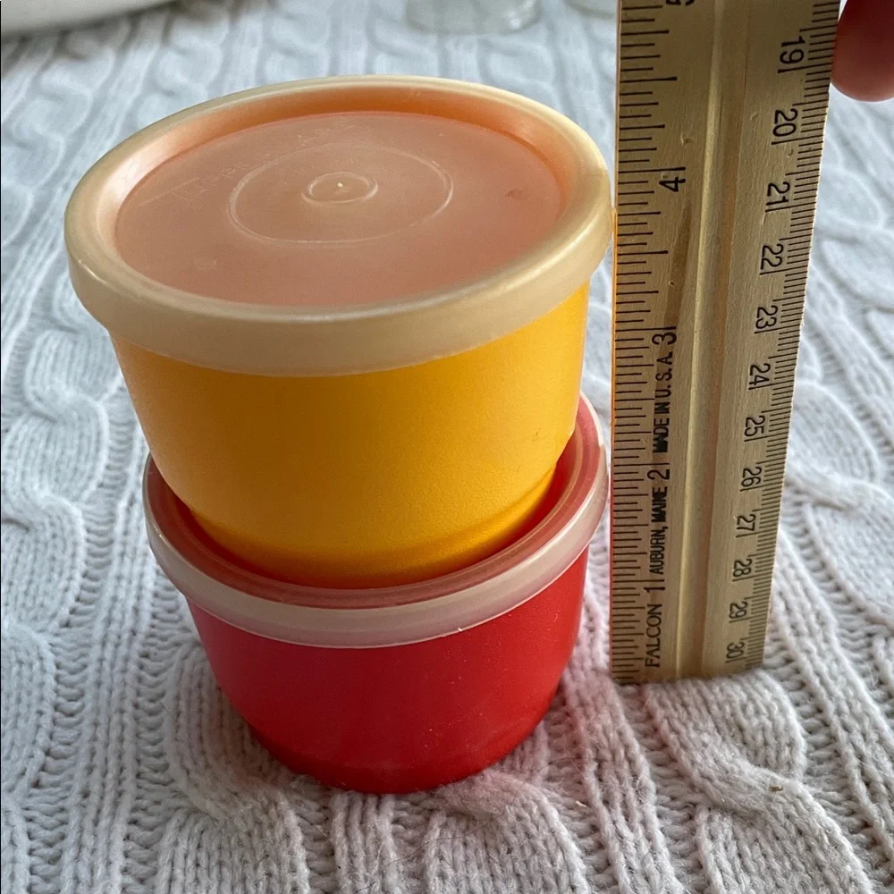 VTG Tupperware snack cups 4 oz round containers  model number 1229 with Lids